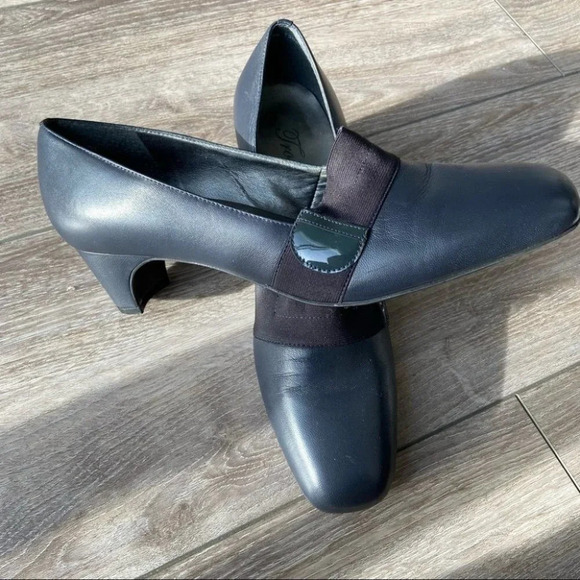 Trotters Women's Beth Pump in Navy Kid - Picture 1 of 14